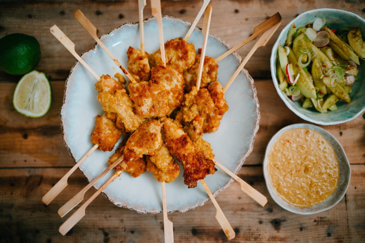 Hühnerspieße mit Erdnusscrunchy Hühnerspieße mit Erdnusscrunchy