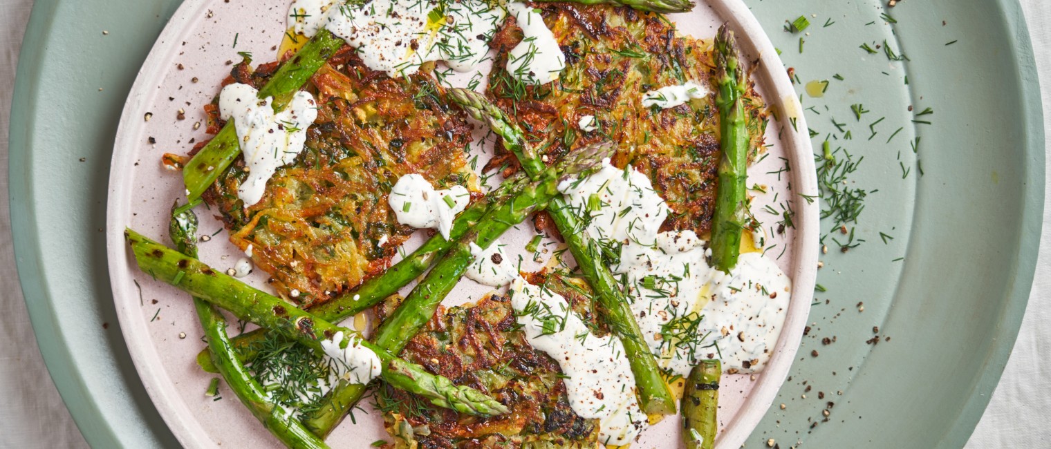 SPAR Mahlzeit Kartoffel-Bärlauch Rösti mit Spargel und Dillcreme