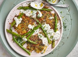 SPAR Mahlzeit Kartoffel-Bärlauch Rösti mit Spargel und Dillcreme