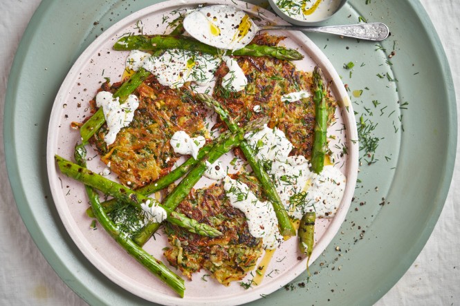 SPAR Mahlzeit Kartoffel-Bärlauch Rösti mit Spargel und Dillcreme