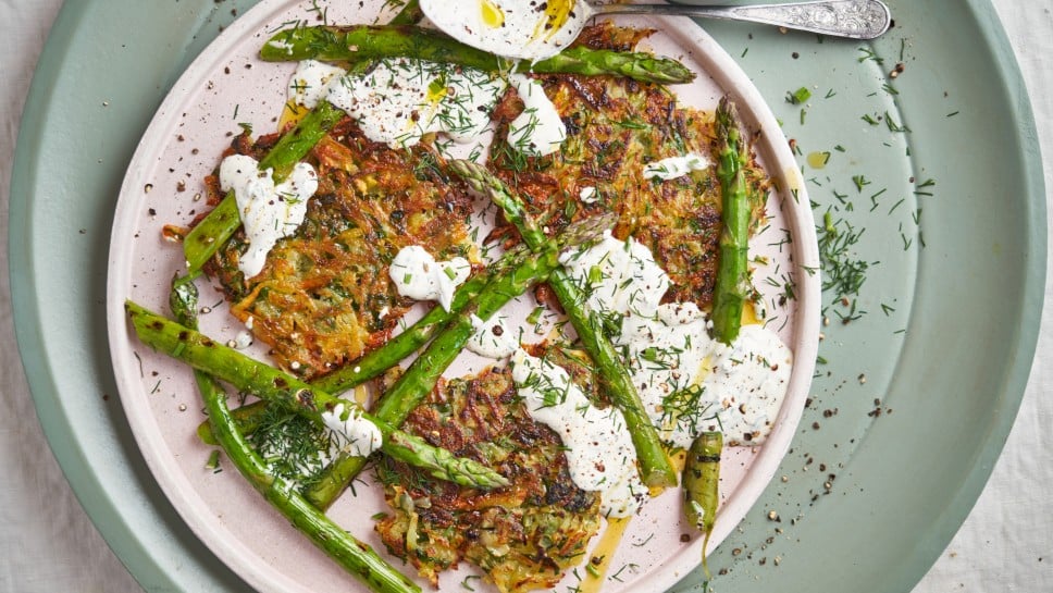 SPAR Mahlzeit Kartoffel-Bärlauch Rösti mit Spargel und Dillcreme