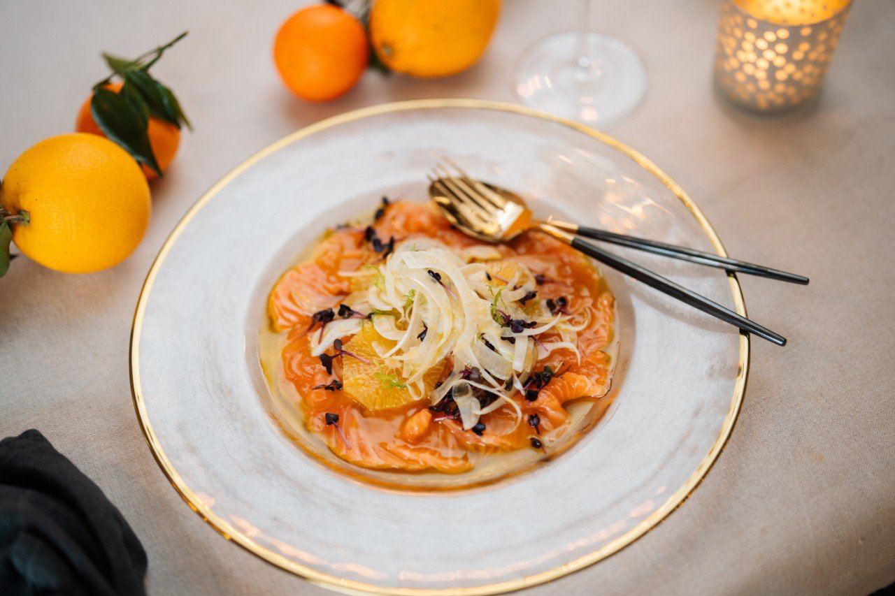 Lachs-Carpaccio mit Fenchel-Orangen-Salat