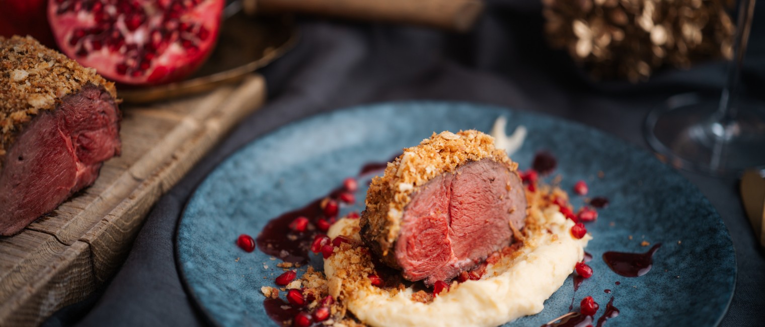 Hirschrückenfilet mit Sellerie-Kartoffel-Püree und Granatapfelkerne
