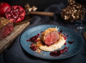 Hirschrückenfilet mit Sellerie-Kartoffel-Püree und Granatapfelkerne
