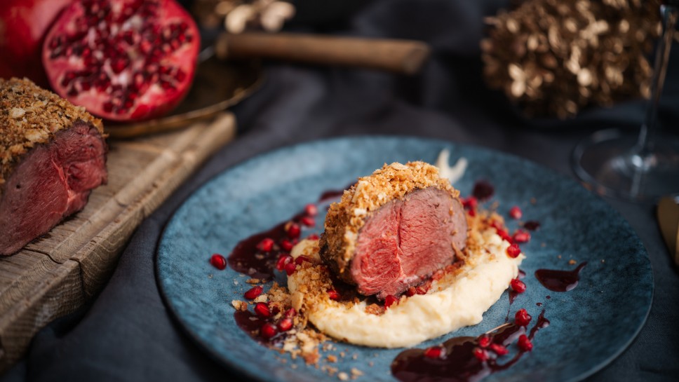 Hirschrückenfilet mit Sellerie-Kartoffel-Püree und Granatapfelkerne