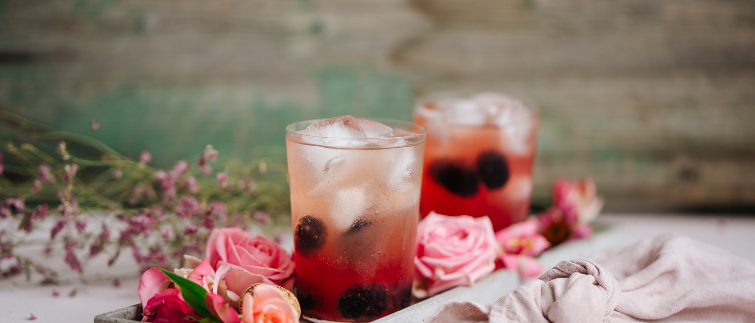 Bombeer Mule mit Rose