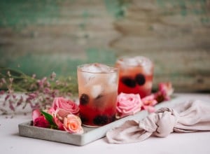 Bombeer Mule mit Rose