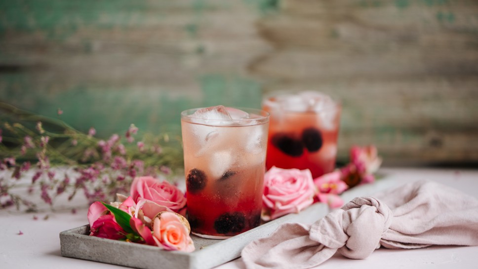 Bombeer Mule mit Rose