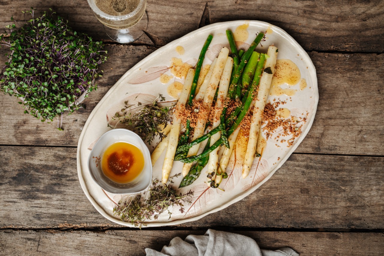 Gegrillter Spargel mit Prosciutto-Bröseln