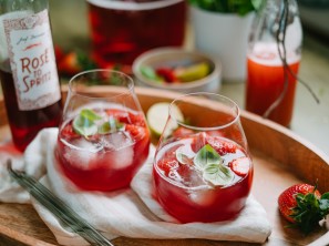 SPAR Mahlzeit Rhabarber Spritz mit Erdbeeren
