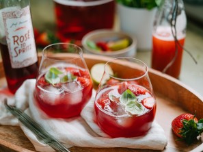 SPAR Mahlzeit Rhabarber Spritz mit Erdbeeren