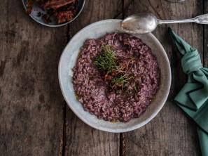 Rotwein-Risotto mit Speck