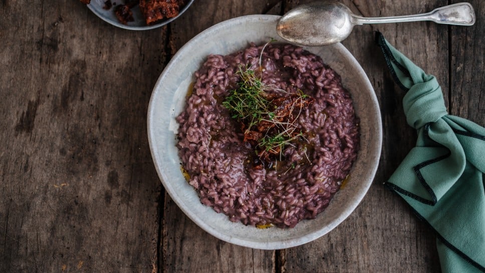 Rotwein-Risotto mit Speck