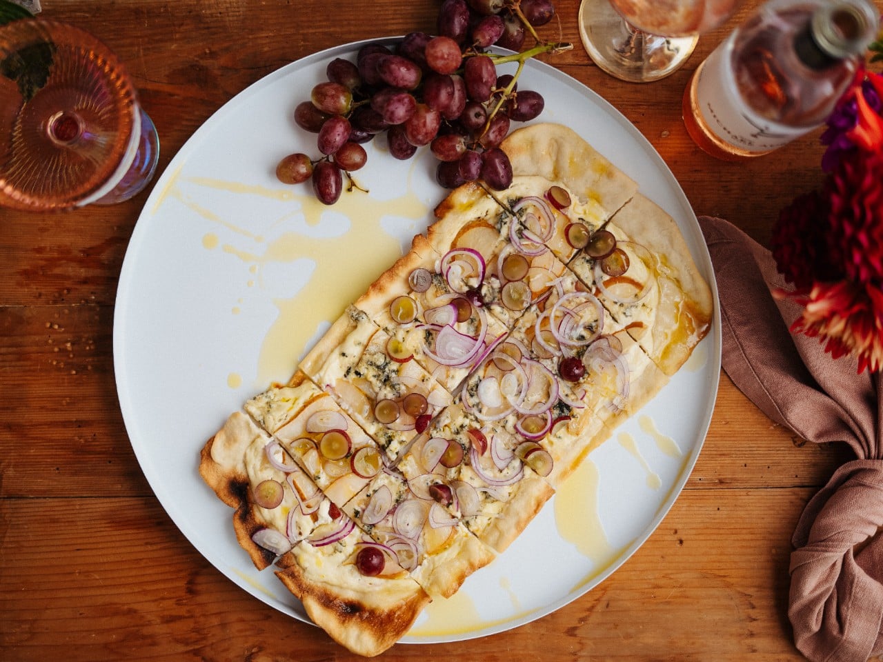 Fladenbrot mit Birne, Blauschimmelkäse & Trauben