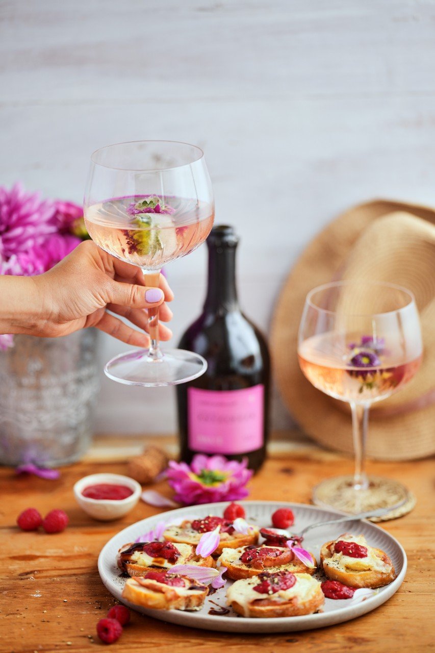 Prosciutto Crostini mit Taleggio Prosciutto Crostini mit Taleggio