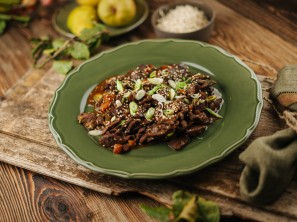 Mahlzeit, Herbst, Tici Kaspar, Wild, Jungzwiebel, Hirsch, Birne, Bulgogi, Holztisch, 2020, Martin Hofmann