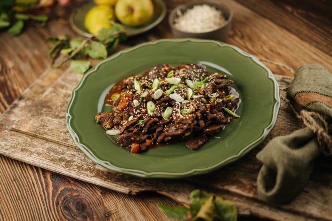 Mahlzeit, Herbst, Tici Kaspar, Wild, Jungzwiebel, Hirsch, Birne, Bulgogi, Holztisch, 2020, Martin Hofmann