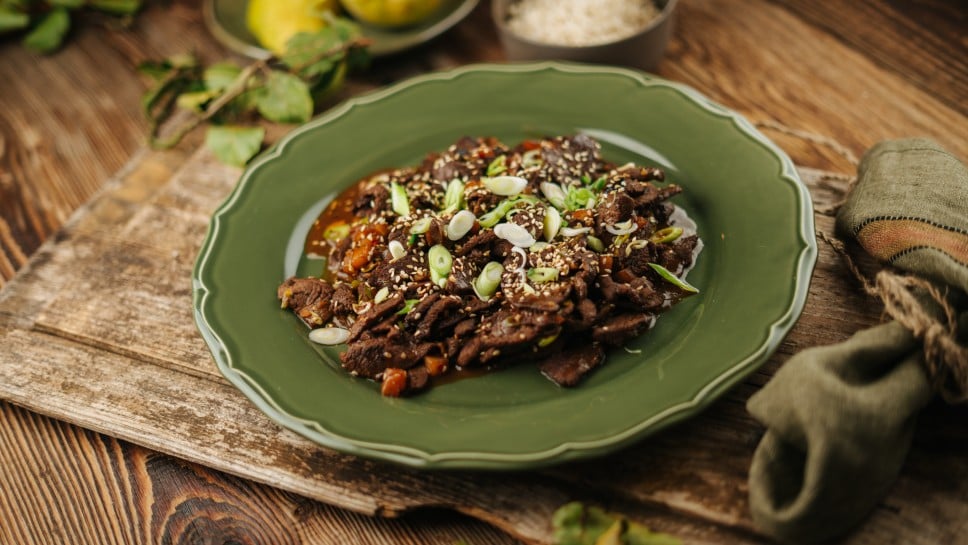 Mahlzeit, Herbst, Tici Kaspar, Wild, Jungzwiebel, Hirsch, Birne, Bulgogi, Holztisch, 2020, Martin Hofmann