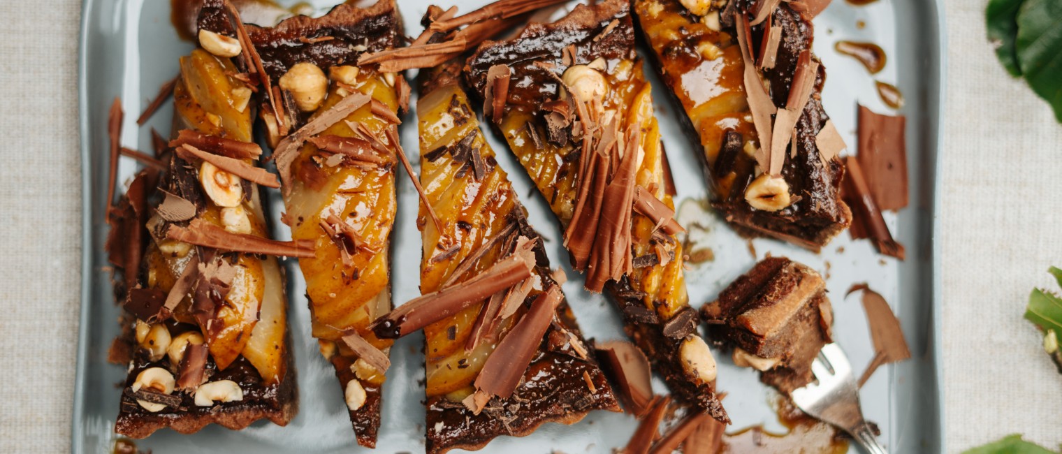 Schoko-Haselnuss-Tarte mit Gewürz-Birnen