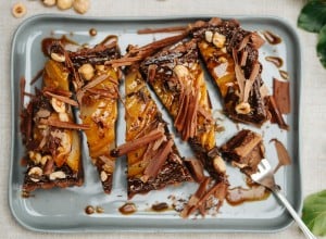 Schoko-Haselnuss-Tarte mit Gewürz-Birnen