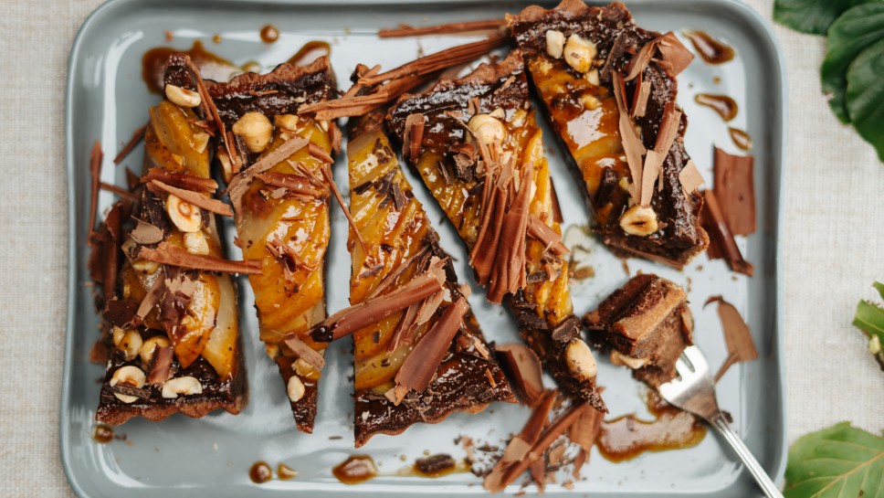 Schoko-Haselnuss-Tarte mit Gewürz-Birnen