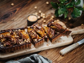 SPAR Mahlzeit Schoko-Haselnuss-Tarte mit Gewürz-Birnen