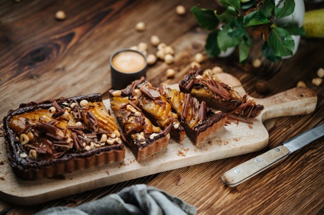 SPAR Mahlzeit Schoko-Haselnuss-Tarte mit Gewürz-Birnen