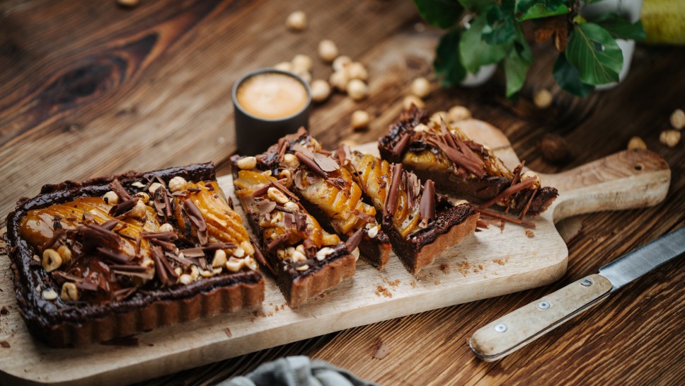 SPAR Mahlzeit Schoko-Haselnuss-Tarte mit Gewürz-Birnen