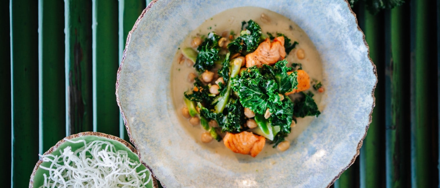 Lachs mit Grünkohl, Kichererbsen und frittierten