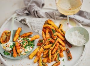 Knusprige Zucchini-Sticks mit Kräuterdip