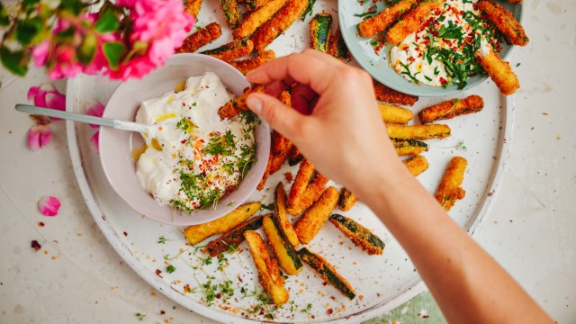 SPAR Mahlzeit Knusprige Zucchini-Sticks mit Kräuterdip
