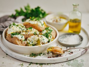 SPAR Mahlzeit Ofenkartoffel mit Zucchini-Tsatsiki