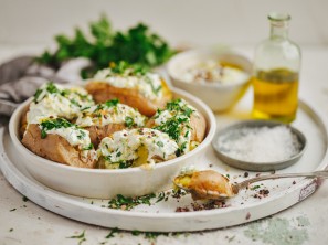 SPAR Mahlzeit Ofenkartoffel mit Zucchini-Tsatsiki