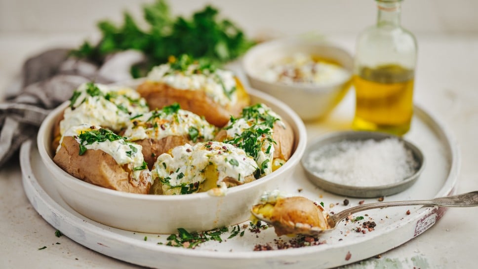 Ofenkartoffeln mit Zucchini-Tsatsiki