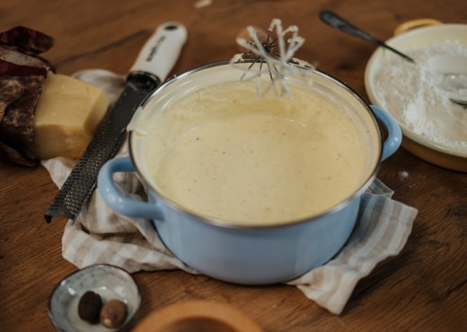 Bechamelsauce im Topf 