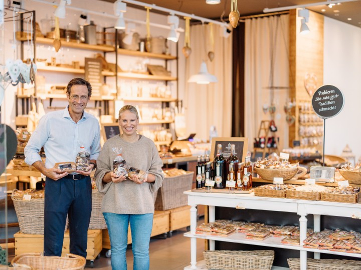 Christina und der Bäckermeister der Lebzelterei Pirker