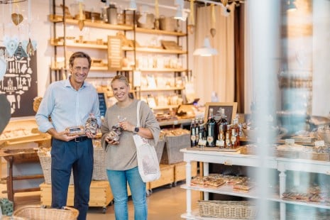 Christina und der Bäckermeister der Lebzelterei Pirker