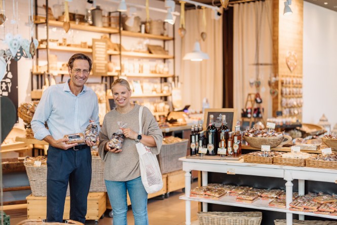 Christina und der Bäckermeister der Lebzelterei Pirker