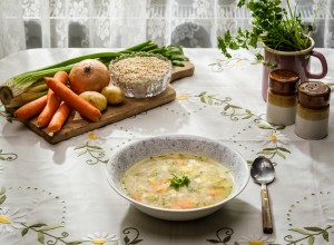 Omas Rollgerstelsuppe
