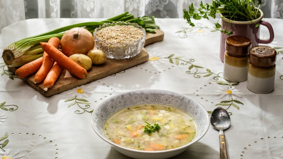 Omas Rollgerstelsuppe