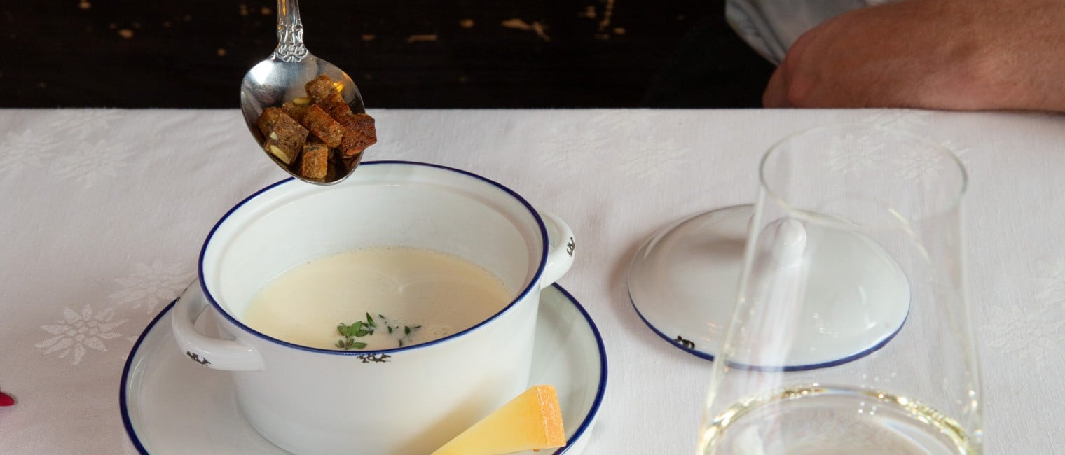Bergkäsesuppe mit Almbrotcroutons 
