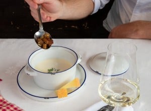 Bergkäsesuppe mit Almbrotcroutons 