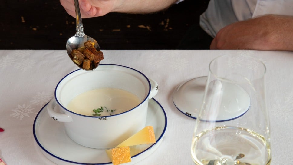 Bergkäsesuppe mit Almbrotcroutons 