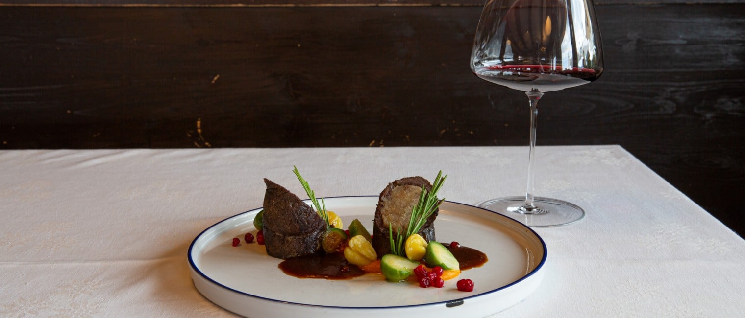 Hirschroulade mit Maroni-Semmelknödelfülle, Süßkartoffelpüree und Rosenkohl  