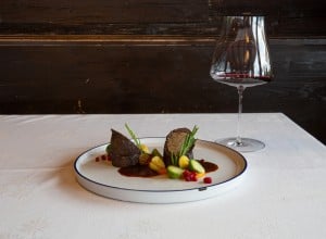 Hirschroulade mit Maroni-Semmelknödelfülle, Süßkartoffelpüree und Rosenkohl  
