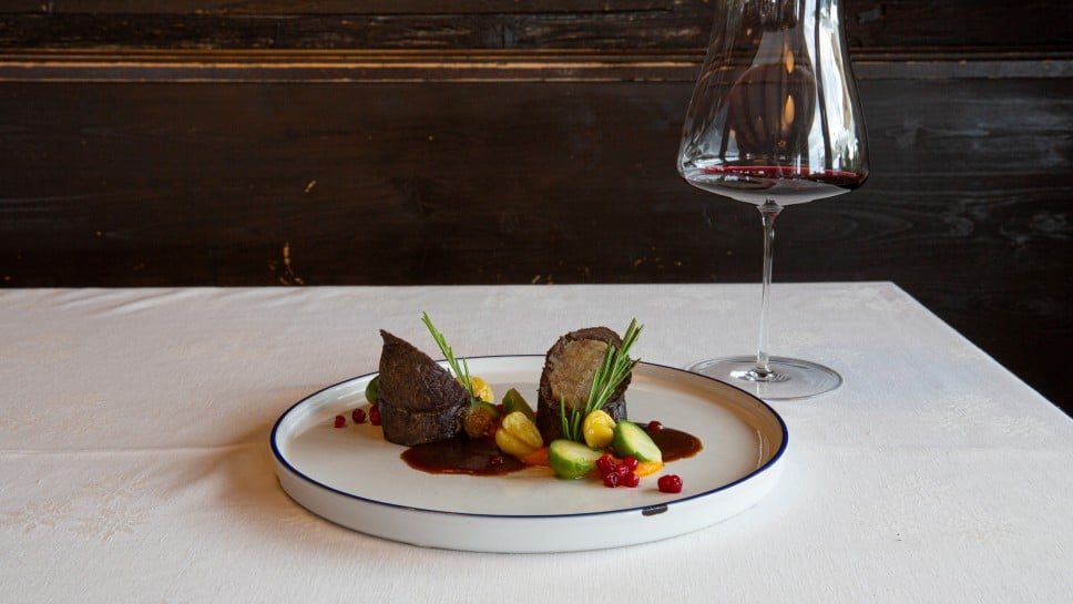 Hirschroulade mit Maroni-Semmelknödelfülle, Süßkartoffelpüree und Rosenkohl  