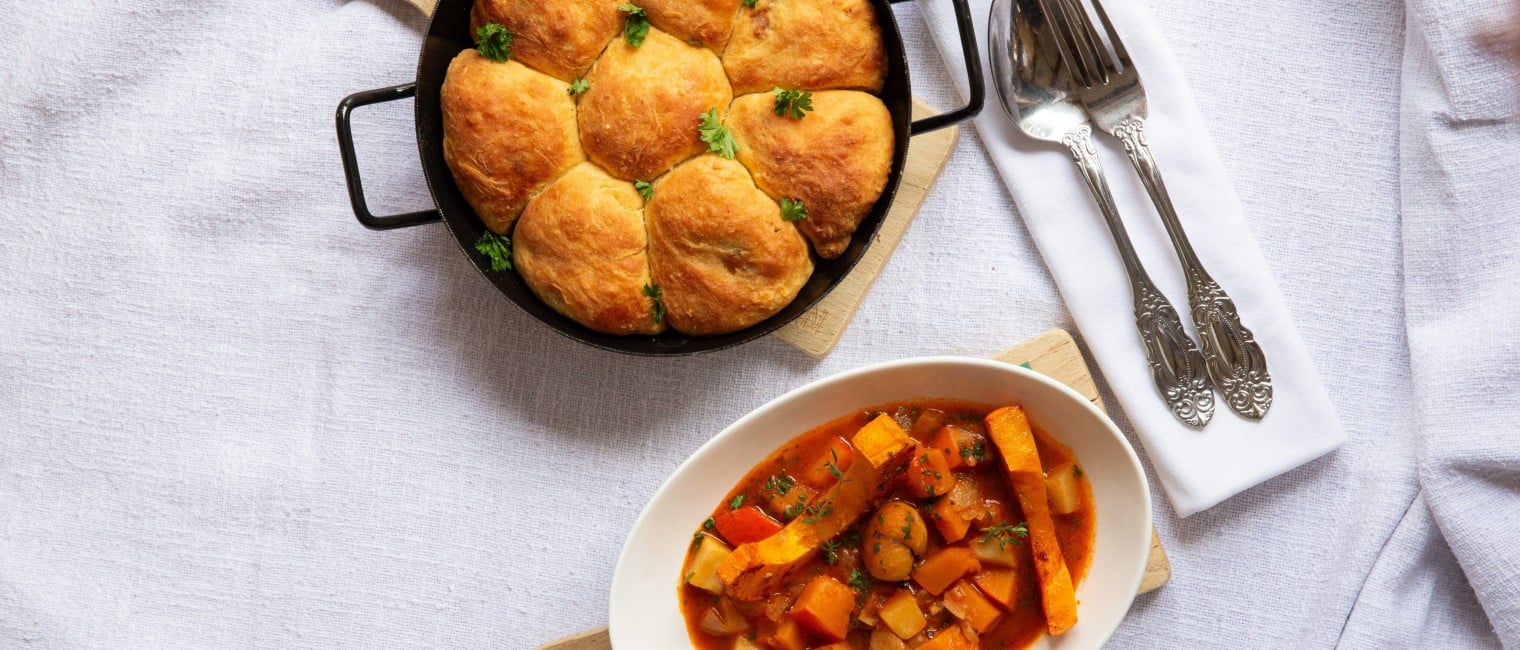Kartoffelbuchteln mit Maronifülle auf weihnachtlichem Kürbisragout