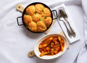 Kartoffelbuchteln mit Maronifülle auf weihnachtlichem Kürbisragout