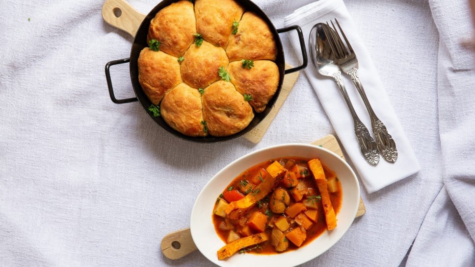 Kartoffelbuchteln mit Maronifülle auf weihnachtlichem Kürbisragout