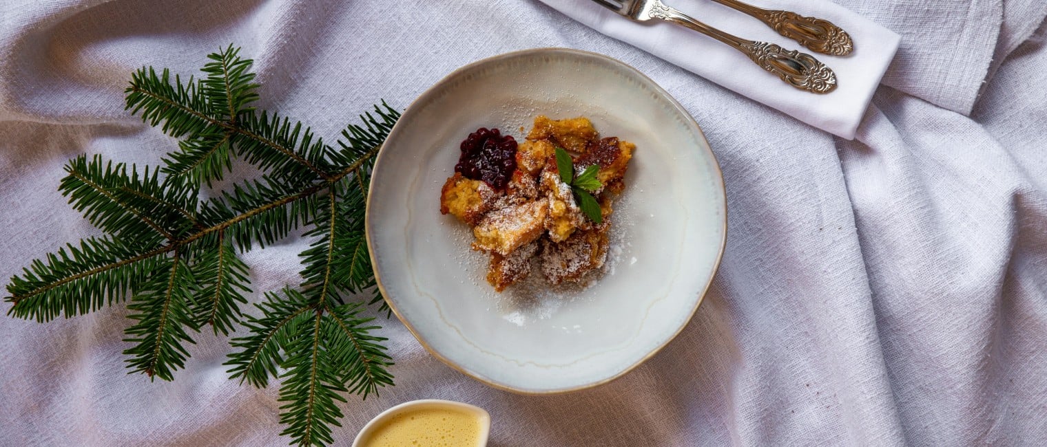 Lebkuchen-Kaiserschmarrn mit Preiselbeeren und Marzipan-Vanillesoße 